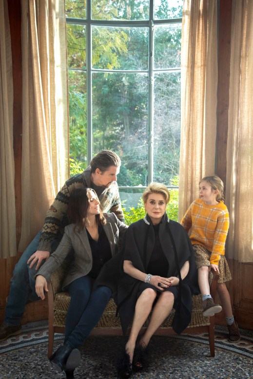 THE_TRUTH_-_01_28c29_R_Kawauchi__EthanHawke_JulietteBinoche_CatherineDeneuve_ClementineGrenier_RT